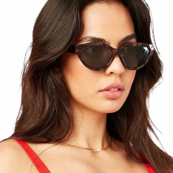 QUAY Totally Buggin Sunglasses Tortoise Blackout - Picture 4 of 9